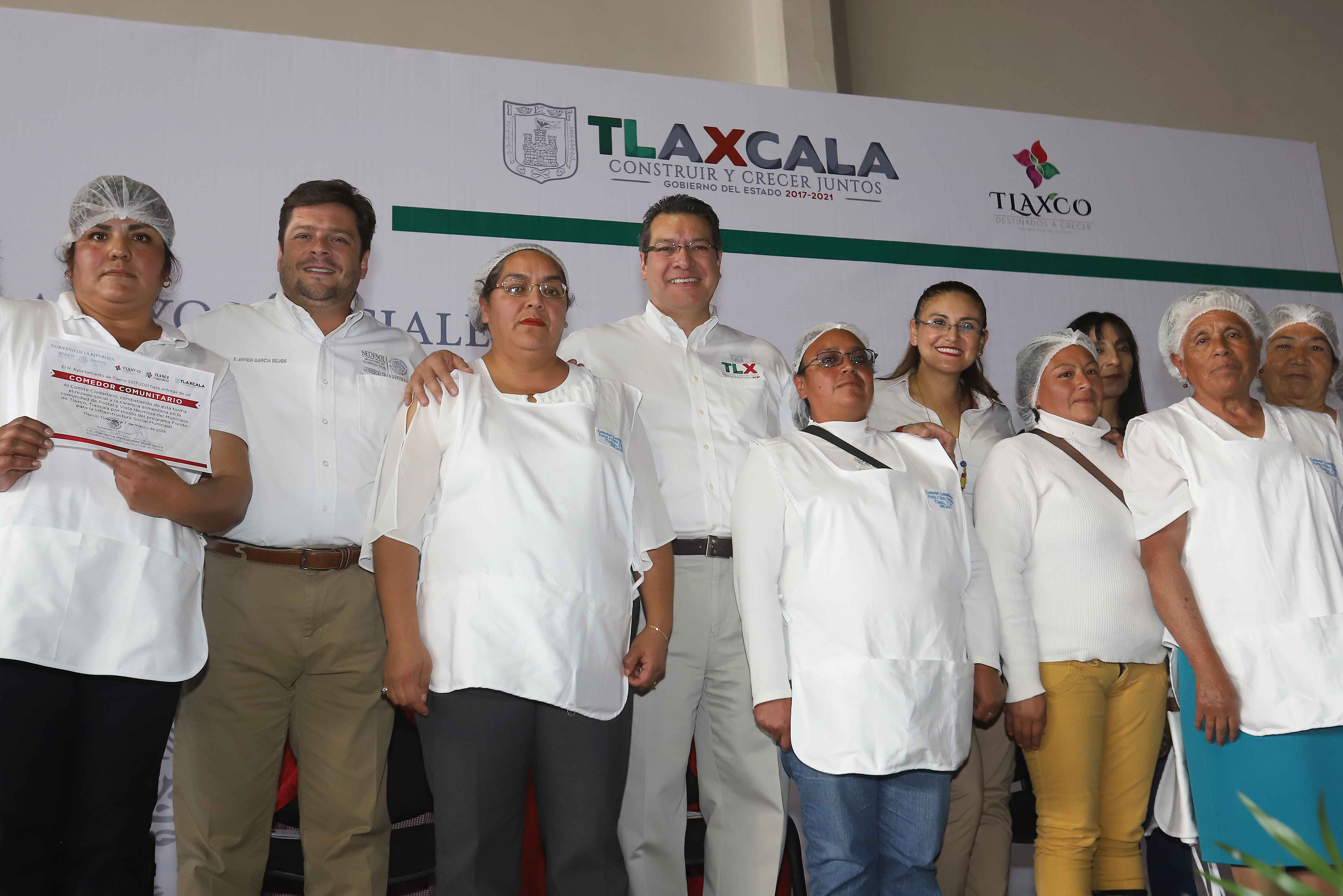 Marco Mena y Javier García Bejos entregan apoyos de Sedesol